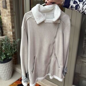 Elegant Cream Zip-Up Jacket with Shearling Collar